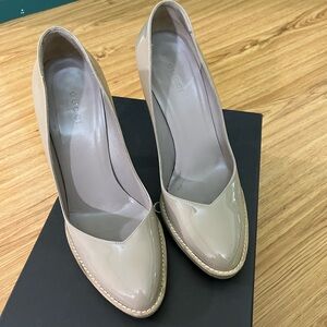 Gucci beige patent leather pumps heels